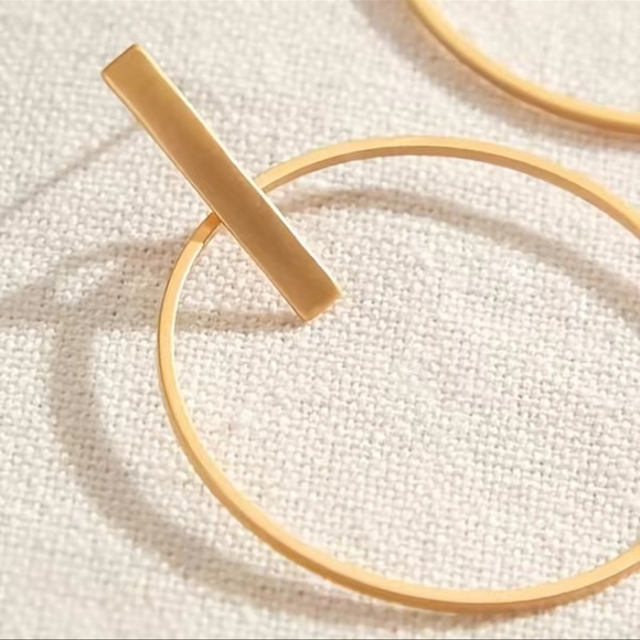 Elegant 18k Gold Plated Hollow Geometrical Circle Earrings - Picture 4 of 4